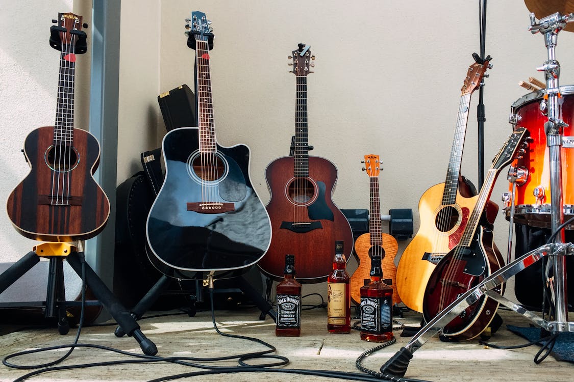 Foto de stock gratuita sobre botellas, fondo de pantalla, guitarras,  instrumentos, jack daniels, música, vodka