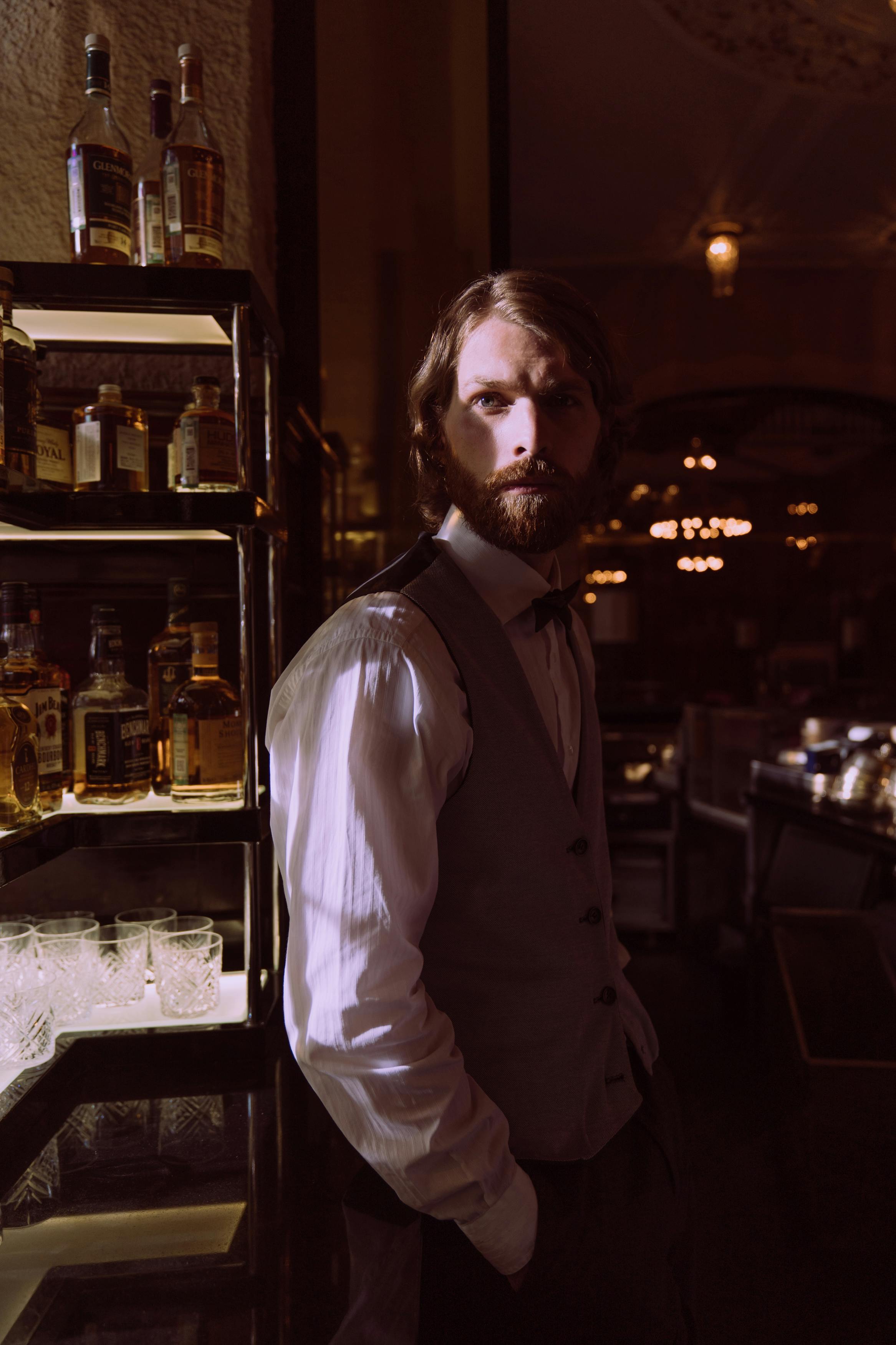 what is the responsibility of waiter in hotel