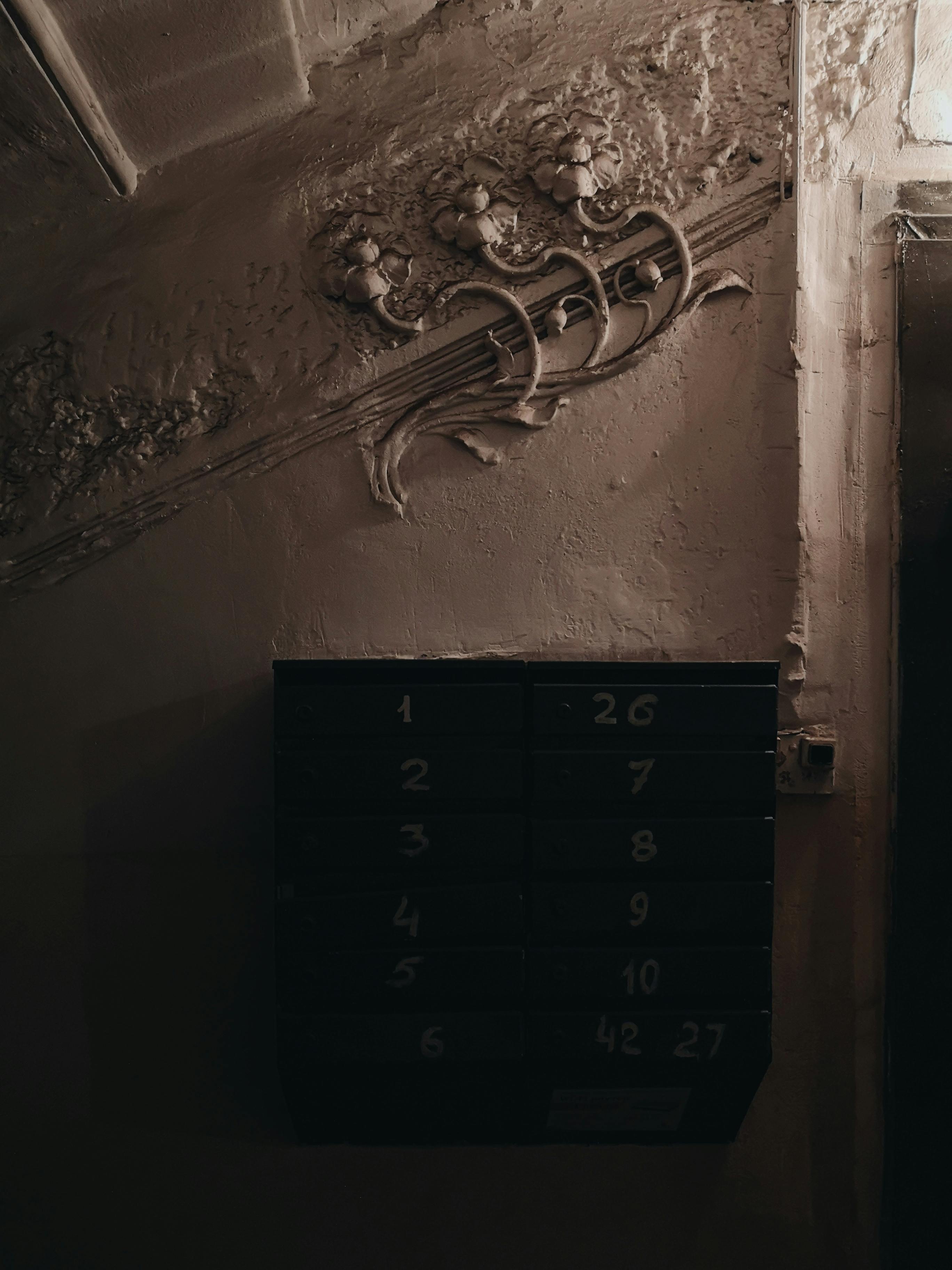 無料 壁に設置されたアパートの郵便受け  写真素材