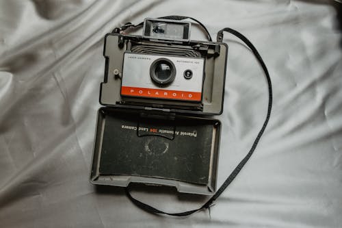 Gratis lagerfoto af gammelt kamera, grå tekstil, old-kamera