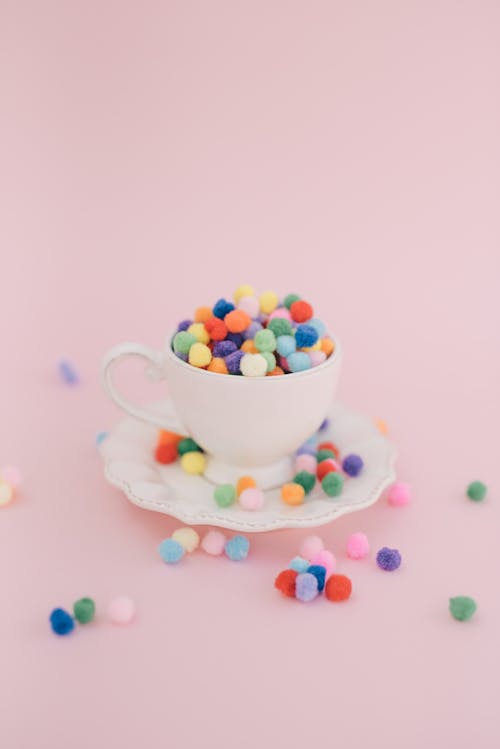 бесплатная Белая керамическая чашка с бусинами разных цветов Стоковое фото