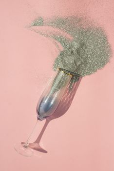 酒杯翻倒，银光一闪，漂亮地洒在粉红色的表面上