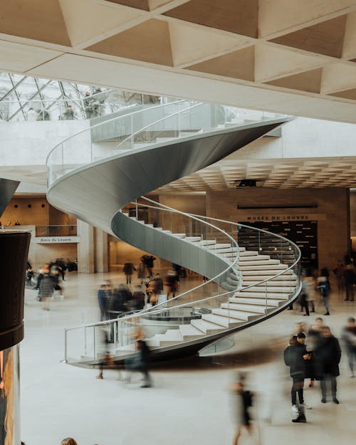 Personnes Marchant Sur Un Escalier En Colimaçon