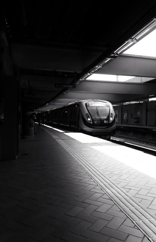 Foto d'estoc gratuïta de andana de l estació de tren, blanc i negre, locomotora