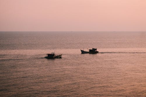 Siluet Seseorang Yang Mengendarai Perahu Di Laut