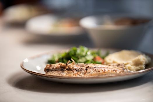 Morue au four avec légumes rôtis et sauce pesto