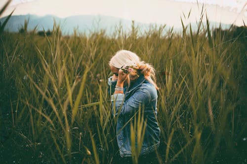 бесплатная Женщина, стоящая на траве Стоковое фото