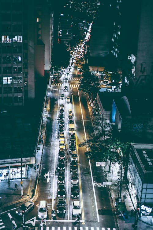 Gratis Mobil Di Jalan Aspal Hitam Selama Malam Hari Foto Stok