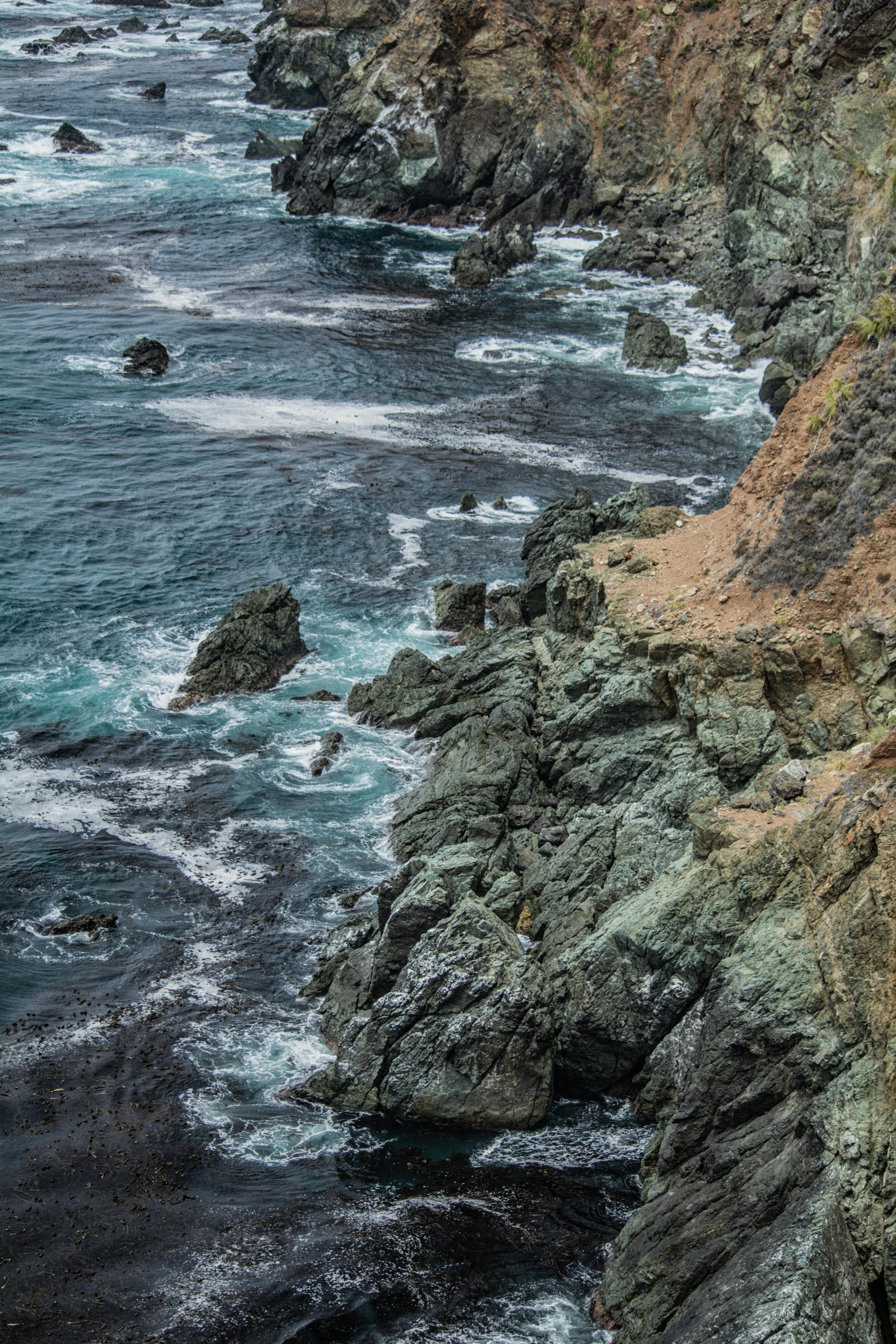 海浪拍打着悬崖，岩石海岸线的壮丽景色，展现了大自然的原始之美