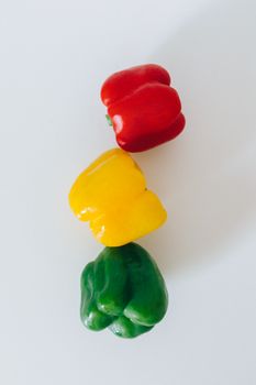 白色背景上排列着鲜艳的红、黄、绿灯笼辣椒