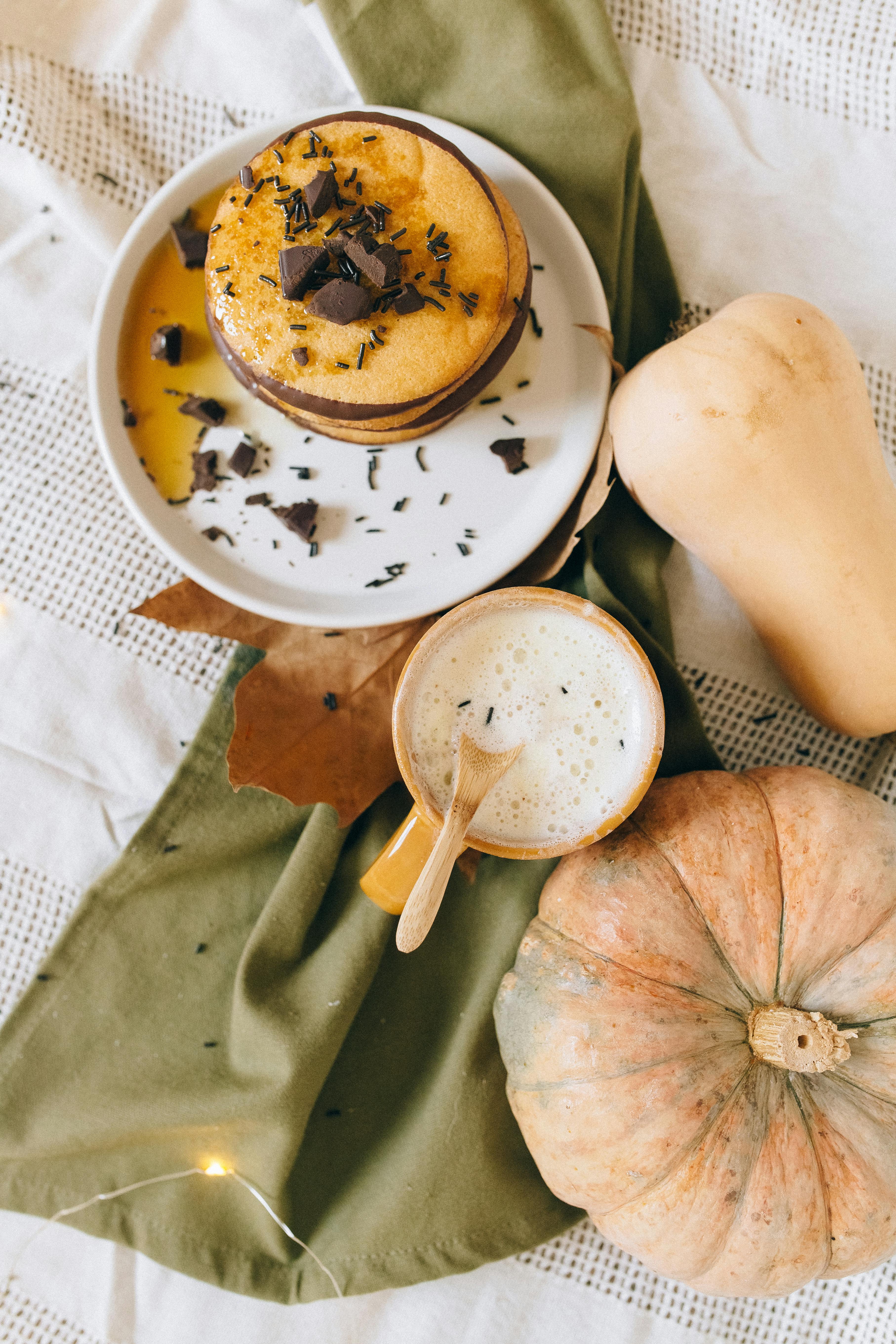 在舒适的环境中，采用时令食材制作的美味南瓜煎饼配拿铁咖啡