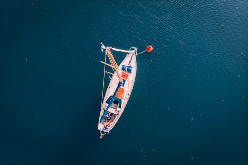 Free White Boat on Body of Water Stock Photo