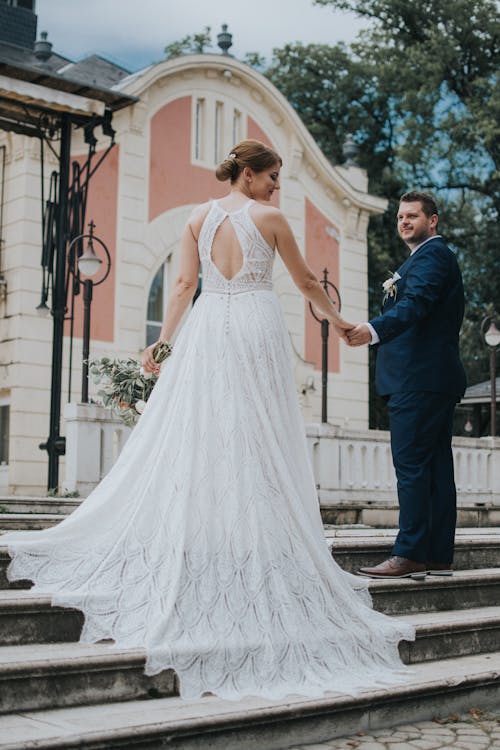 Novios Elegantes Tomados De La Mano Durante La Celebración De La Boda