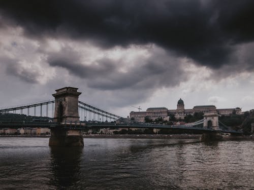 Gratis lagerfoto af Budapest, Donau-floden, mørke skyer Lagerfoto