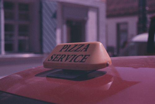 Free Close-up of a pizza delivery car sign during daytime. Stock Photo