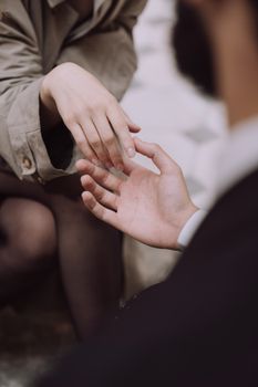 一对夫妇双手轻触的特写，象征着联系与感情