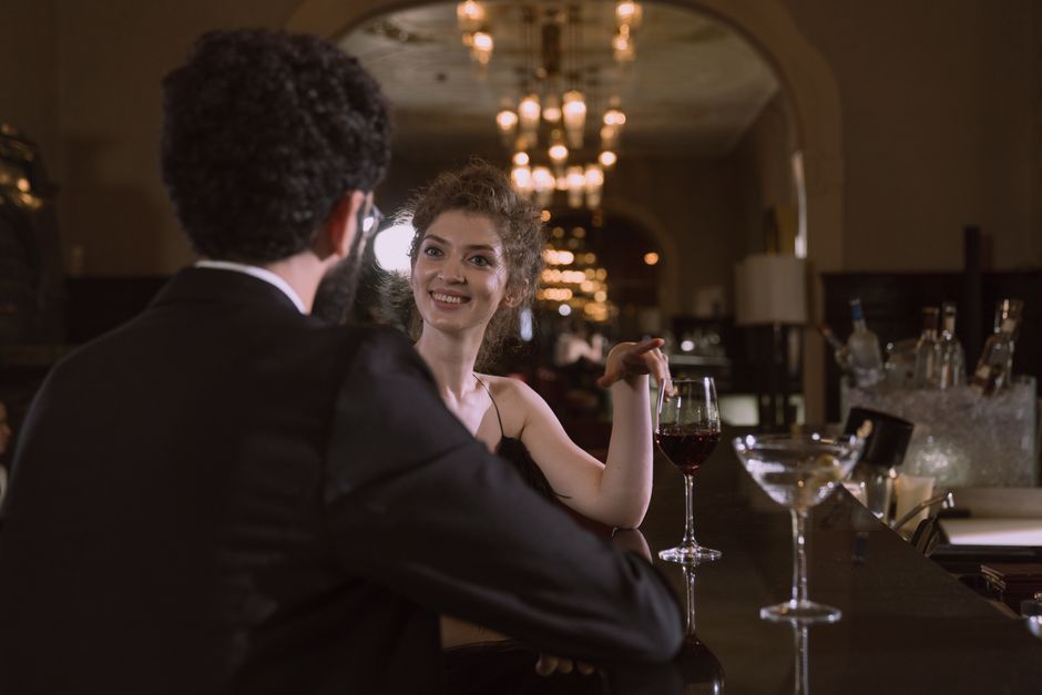 Cuplu într-o conversație sinceră despre relații și trecut sentimental