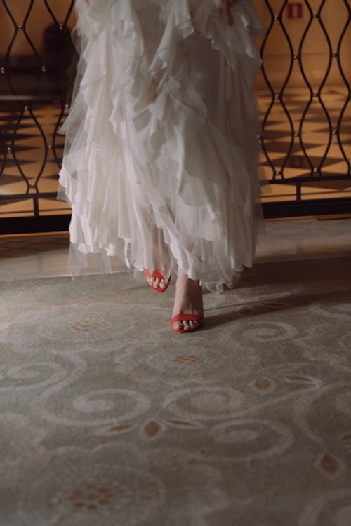 ayaklar, ayakta, Beyaz elbise içeren Ücretsiz stok fotoğraf