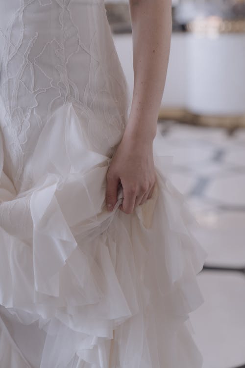 Безкоштовне стокове фото на тему «біла сукня, вертикальні постріл, весільна сукня»
