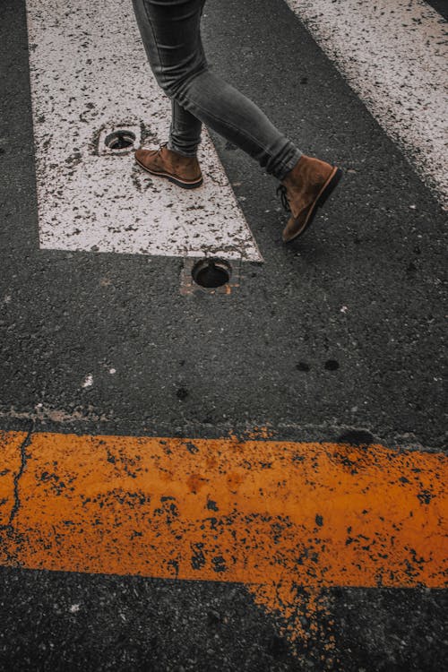 Kostnadsfria Kostnadsfri bild av asfalt, ben, gående Stock foto