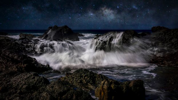 西班牙兰萨罗特岛的迷人夜色中，海浪在星空下翻滚