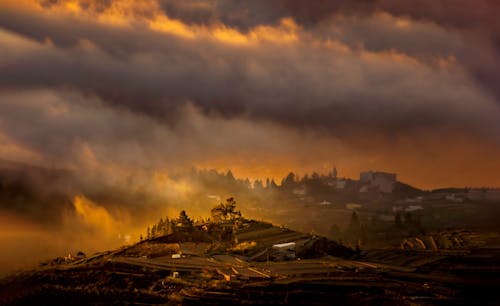 Foto stok gratis angin ribut, awan, bukit