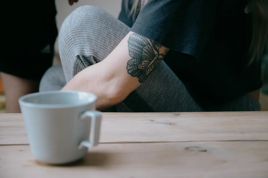Tatouage papillon fin sur l'avant-bras d'une femme