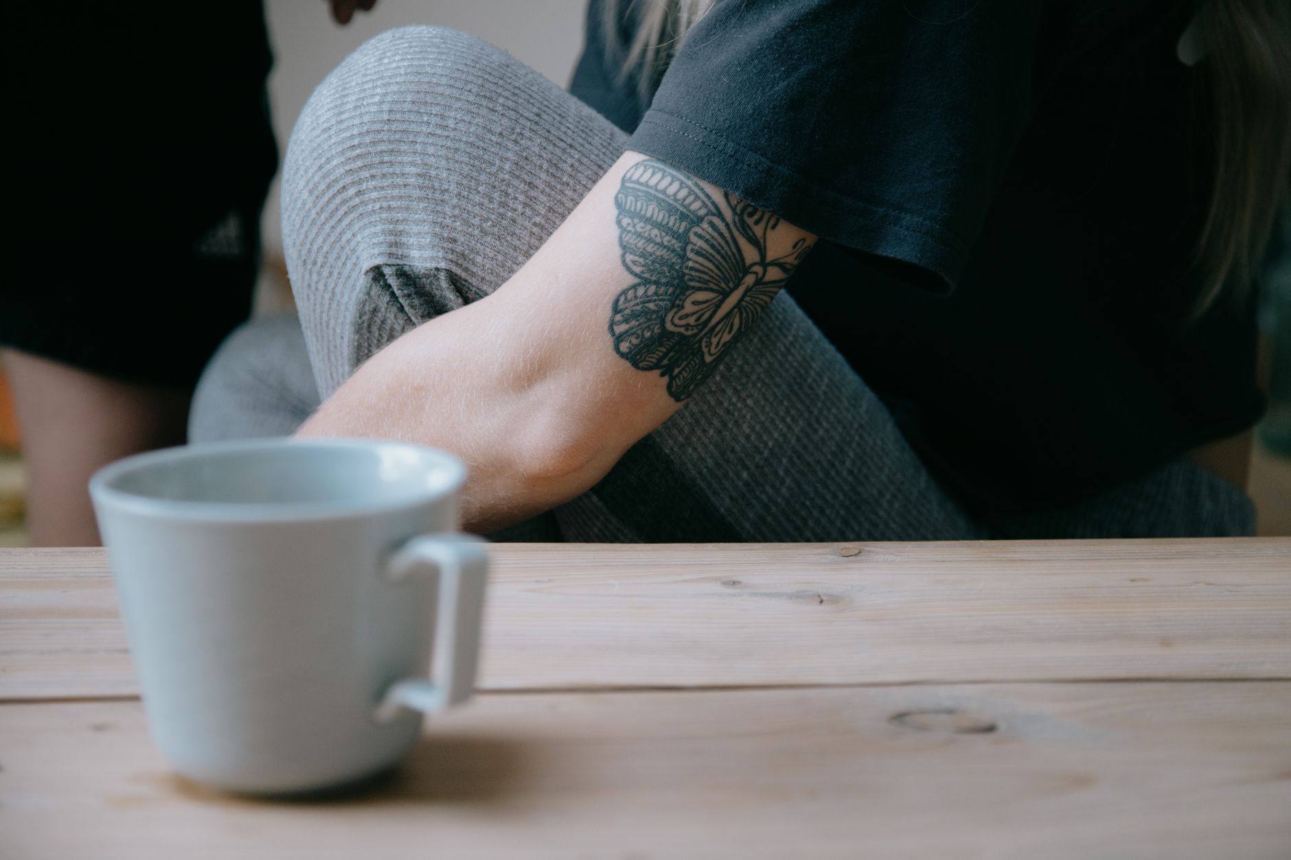 Tatouage papillon fin sur l'avant-bras d'une femme