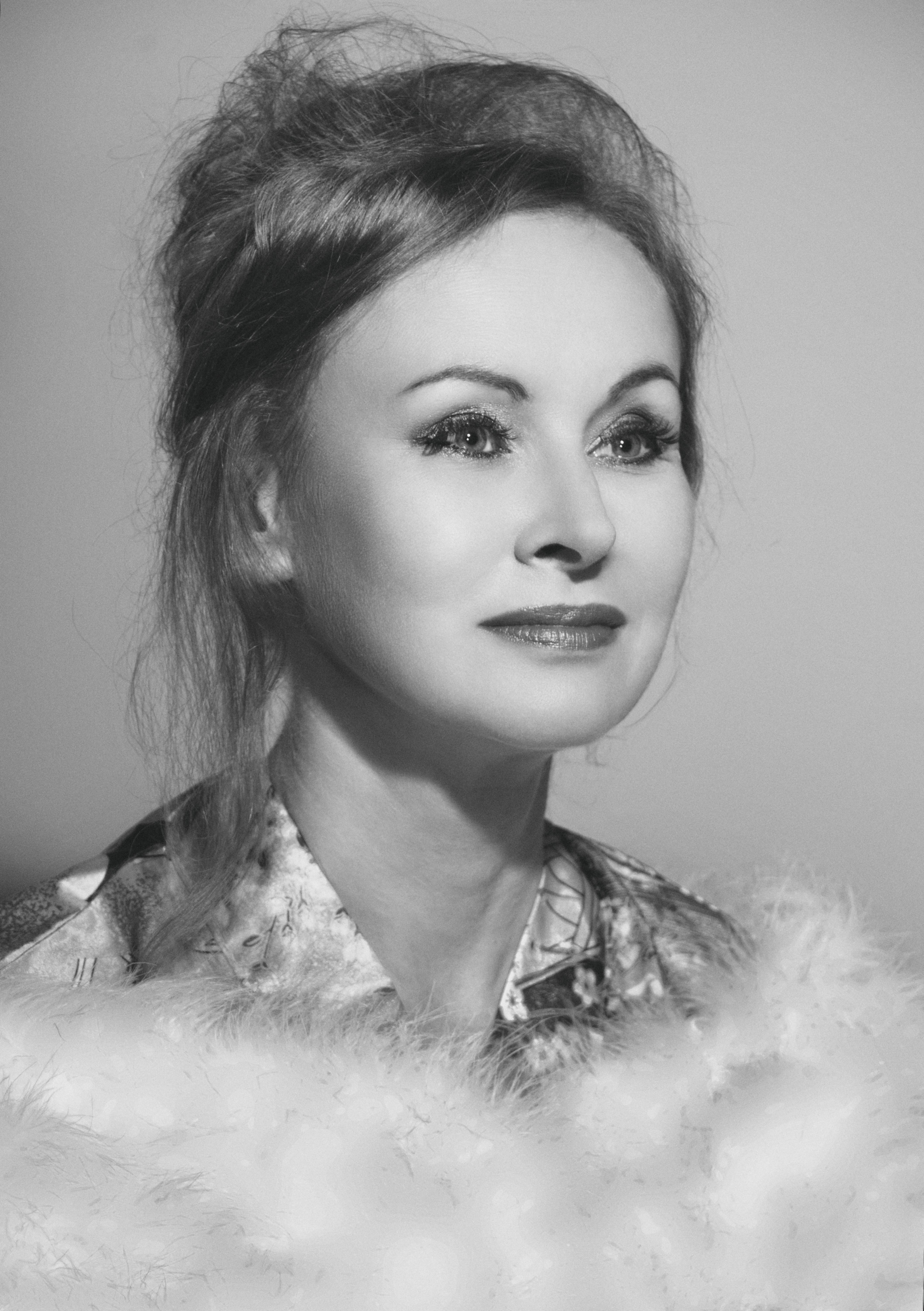 Timeless black and white portrait of a woman in vintage style, exuding elegance and grace.