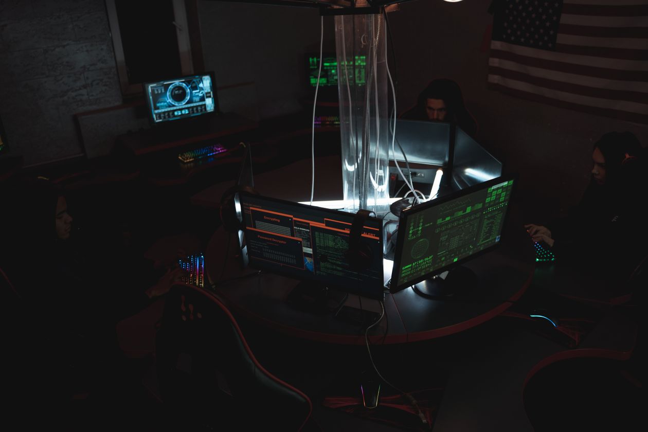 Profissionais de tecnologia trabalhando com múltiplos monitores