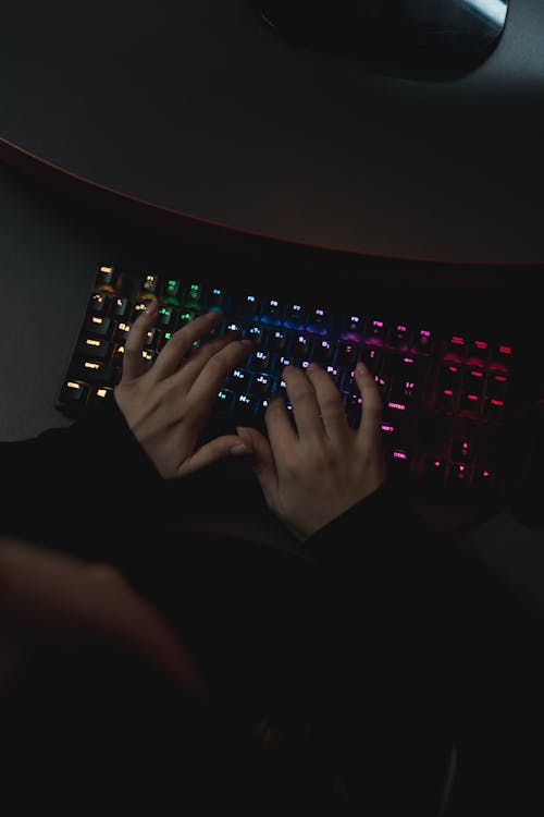 Gratis stockfoto met handen, keyboard, kleurrijk