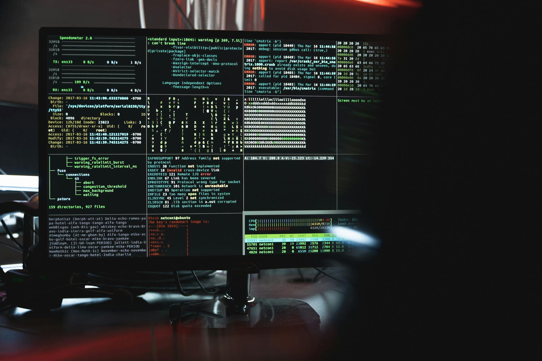 Close-up van systeemhacking in een monitor