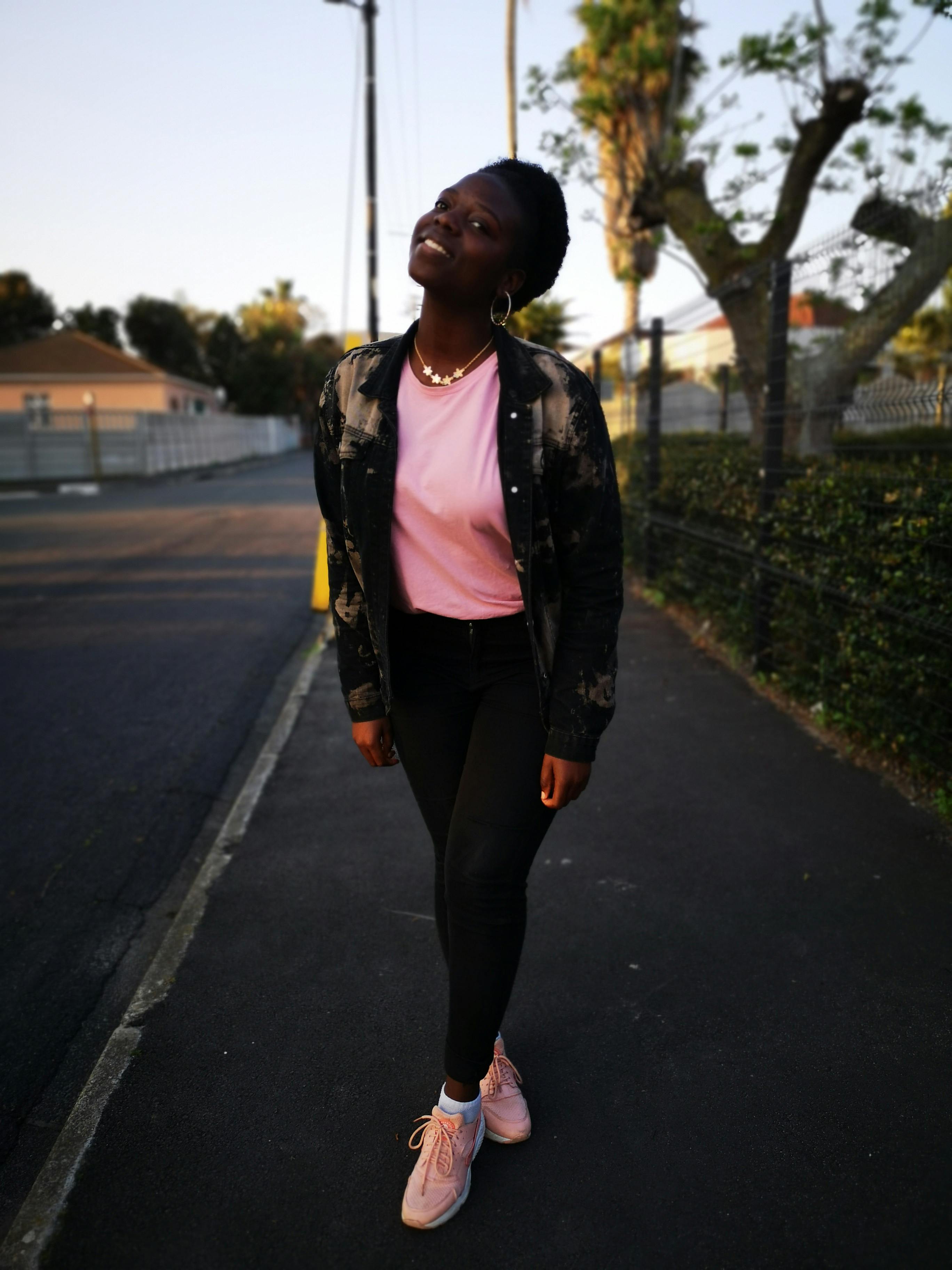 거리 스타일, 검은 색 바지, 검은색 가죽 자켓의 무료 스톡 사진