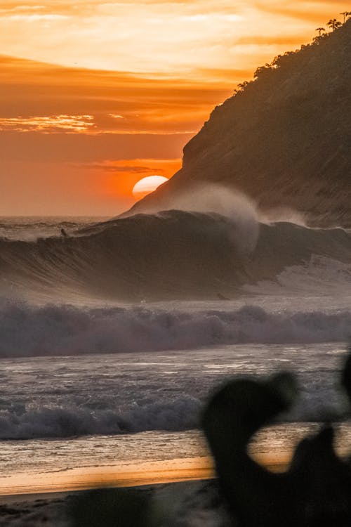 Free Big Sea Waves Crashing on the Seashore during Sunset Stock Photo