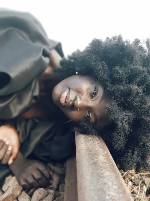 Gratis stockfoto met afro haar, buiten, gekleurde vrouw