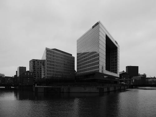 강, 건물, 검정색과 흰색의 무료 스톡 사진
