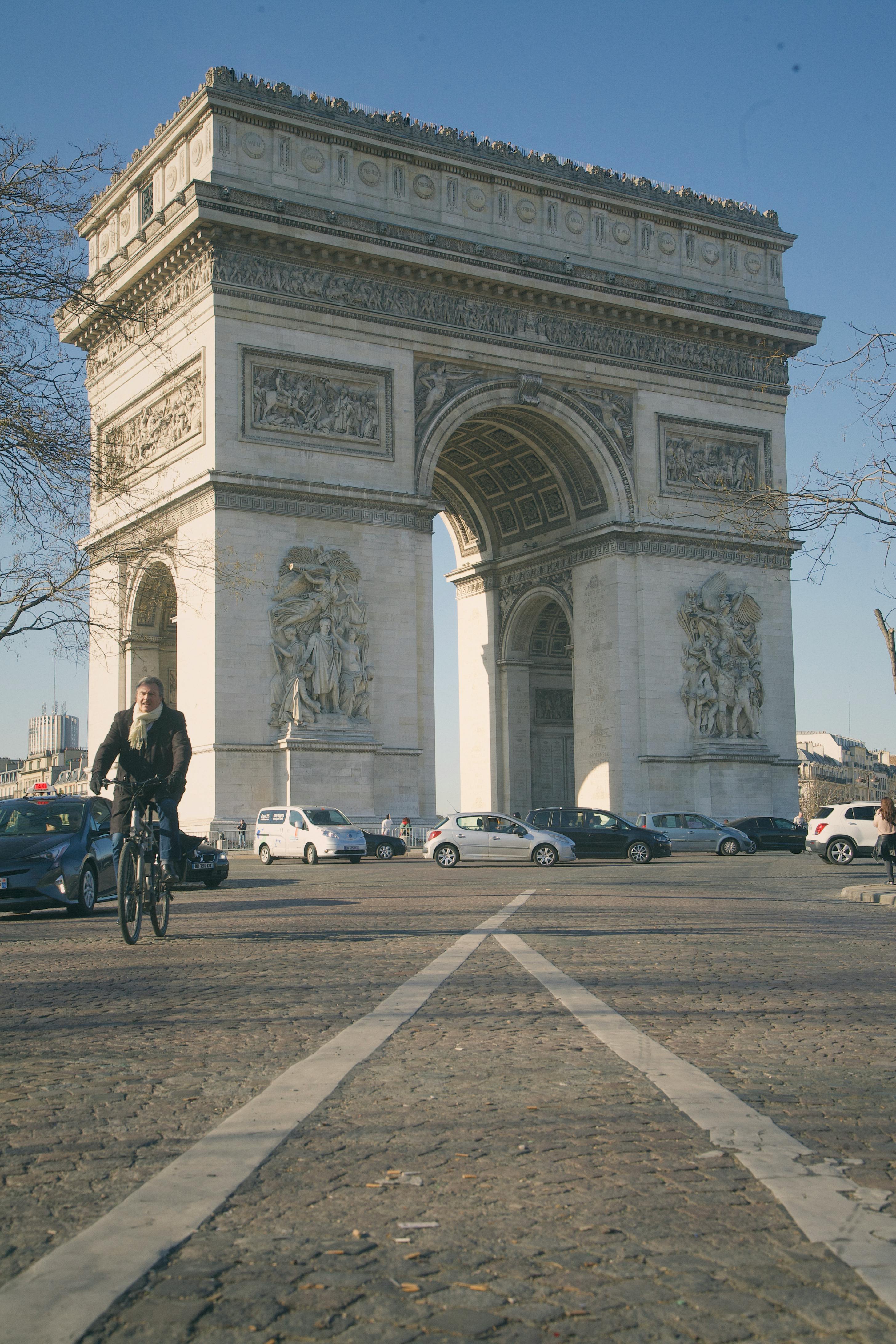 Majestic View of Arc de Triomphe in Paris · Free Stock Photo