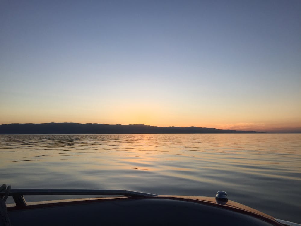 無料 日没時の水域のヨット 写真素材