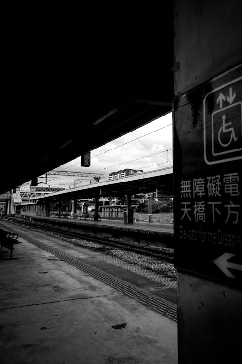 Kostenloses Stock Foto zu bahnhof, einfarbig, graustufen