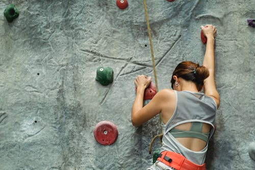 Duvara Tırmanma Güvenlik Ekipmanları Ile Güçlü Cesur Kadın