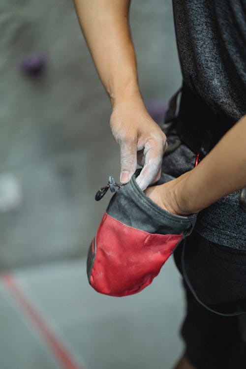 Atleta De Cultivo Manchando Las Manos Con Talco Antes Del Entrenamiento