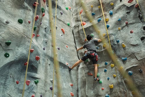 Alpinista Irreconhecível Praticando Boulder Na Academia