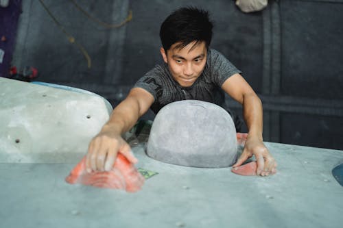 Homem Asiático Forte Escalando Parede Na Academia