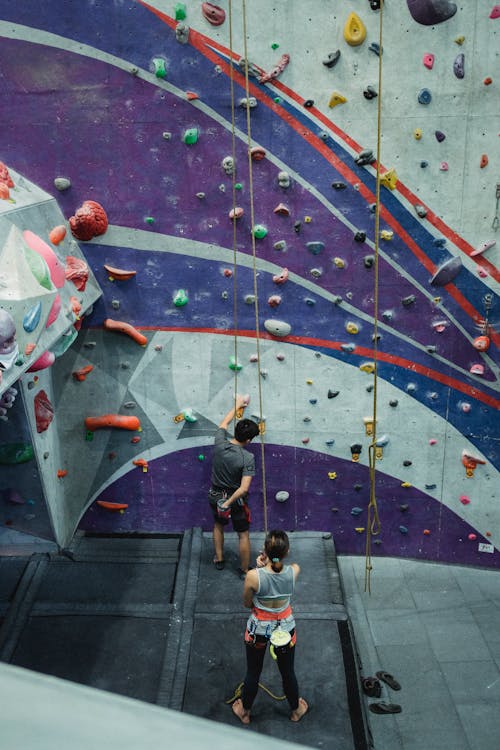 Escaladores Irreconocibles Preparándose Para Entrenar Juntos