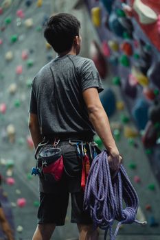 登山者与齿轮背视图，为室内攀登会议做准备