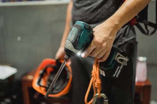 Réparateur De Cultures Debout Avec Tournevis De Travail Et Casque Orange