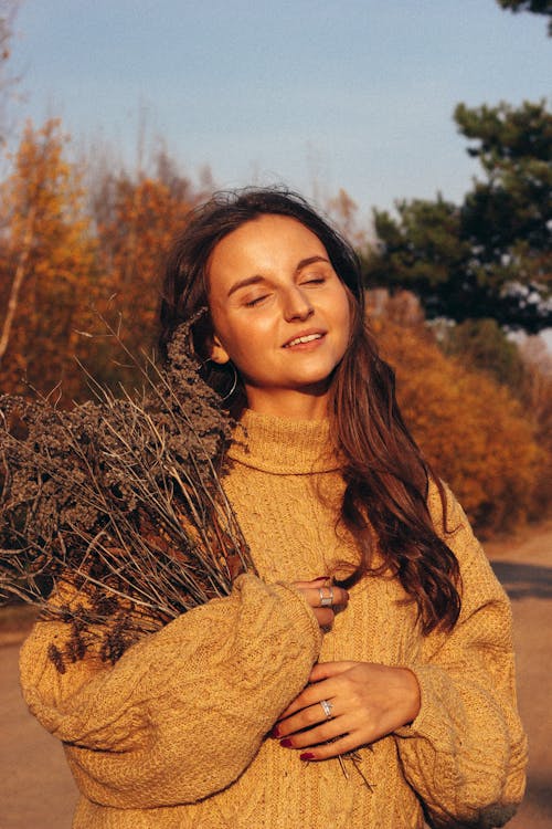 Бесплатное стоковое фото с 20-25 years old woman, autumn, autumn color