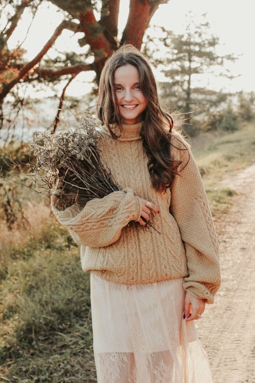 бесплатная Бесплатное стоковое фото с 20-25 years old woman, autumn, autumn color Стоковое фото