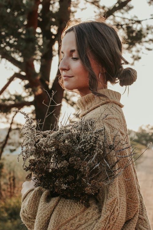 бесплатная Бесплатное стоковое фото с 20-25 years old woman, autumn, autumn color Стоковое фото