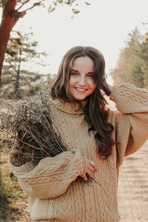 Бесплатное стоковое фото с 20-25 years old woman, autumn, autumn color